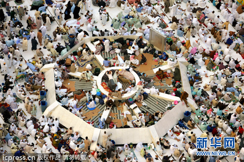 当地时间2012年10月22日，沙特麦加，来自世界各地的穆斯林教徒涌向麦加，准备参加一年一度的穆斯林朝觐活动。[新华网]