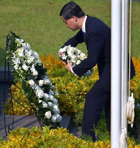 Hong Kong Chief Executive C Y Leung lays a wreath during an official ceremony in commemoration of those who died in defending Hong Kong during the second World War in Hong Kong, south China, Oct. 23, 2012.