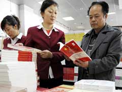 “喜迎十八大”图书展销受欢迎 Books about CPC popular in China