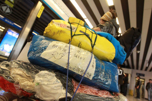 Japanese cyclist Kawahara Keiichiro waits in a subway station with his relief resources in Beijing, before his flight to a quake-hit area in southwest China's Yunnan Province on Wednesday, October 24, 2012. [Photo/CFP]