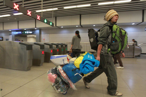 Japanese cyclist Kawahara Keiichiro enters a subway station with his relief resources in Beijing, before his flight to a quake-hit area in southwest China's Yunnan Province on Wednesday, October 24, 2012. [Photo/CFP] 