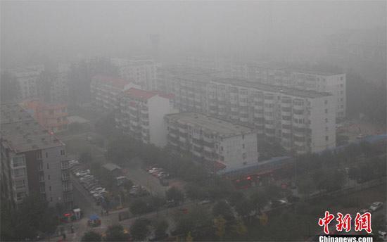 Heavy fog has hit Beijing, affecting air transportation.