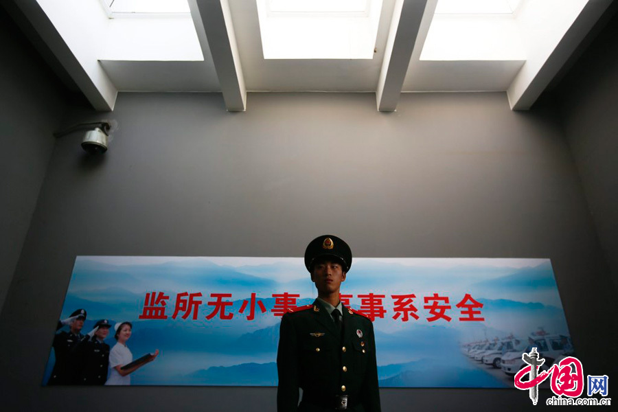 2012年10月25日，北京，警卫在第一看守所大门处站岗。北京公安监管场所举行境外媒体开放日。来自美国、英国、德国、法国等20余个国家的40余名媒体记者应邀参观了北京市第一、第二看守所。[CFP]
