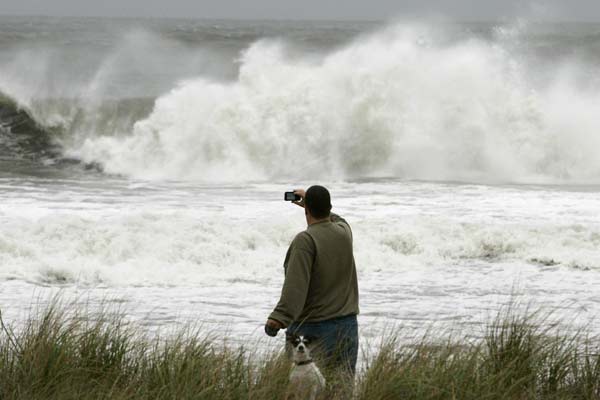 Hurricane looms over sprint to US election