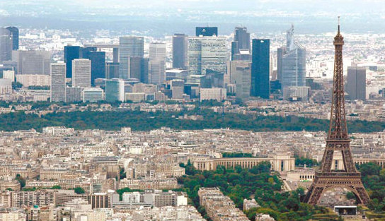 The Eiffel Tower and La Defense business district are seen in an aerial view of Paris. From having no presence in 2011, China has become the second-biggest foreign investor in the French capital's property market. [Photo/Reuters]     