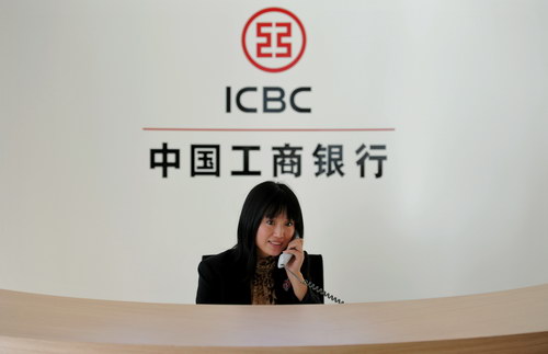 An employee at the Industrial and Commercial Bank of China Ltd's branch in Madrid. ICBC led the nation's biggest lenders in posting profit that beat analyst estimates. [File Photo] 