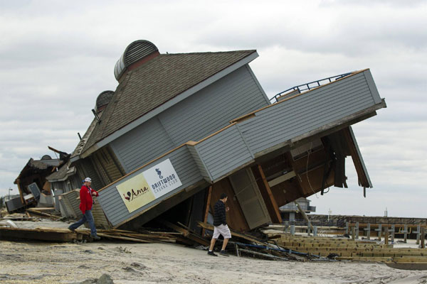 Men inspect damage to a beach club destroyed by Hurricane Sandy in Sea Bright, New Jersey, October 31, 2012. The US Northeast began crawling back to normal on Wednesday after monster storm Sandy crippled transportation and knocked out power for millions. [Photo/Agencies] 