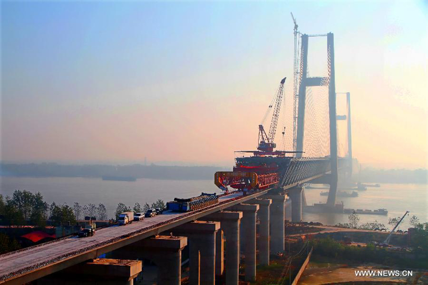 Photo taken on Nov. 2, 2012 shows the Huanggang Yangtze River Bridge in Huanggang, central China&apos;s Hubei Province. The closure of the 4,008-meter-long bridge, which is the sixth combined bridge across the Yangtze River, finished on Friday. It is expected to be put into operation at the end of 2013. 