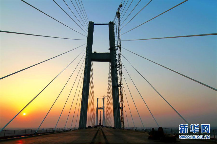 The Huanggang Yangtze River Bridge in Huanggang, central China&apos;s Hubei Province. The closure of the 4,008-meter-long bridge, which is the sixth combined bridge across the Yangtze River, finished on Friday. It is expected to be put into operation at the end of 2013.