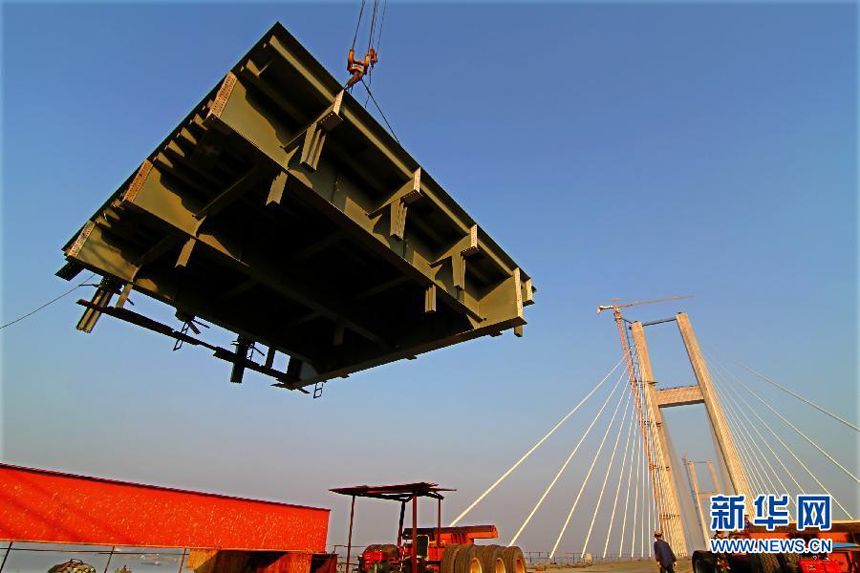 The Huanggang Yangtze River Bridge in Huanggang, central China&apos;s Hubei Province. The closure of the 4,008-meter-long bridge, which is the sixth combined bridge across the Yangtze River, finished on Friday. It is expected to be put into operation at the end of 2013.