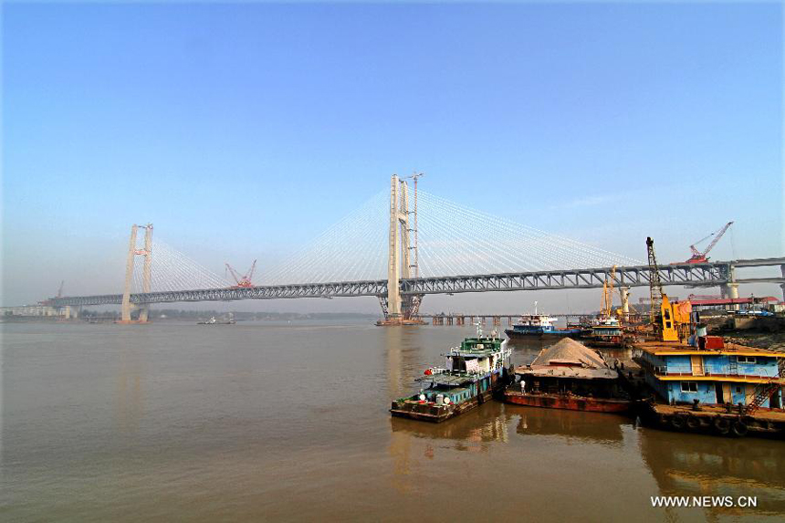Photo taken on Nov. 2, 2012 shows the Huanggang Yangtze River Bridge in Huanggang, central China&apos;s Hubei Province. The closure of the 4,008-meter-long bridge, which is the sixth combined bridge across the Yangtze River, finished on Friday. It is expected to be put into operation at the end of 2013. 