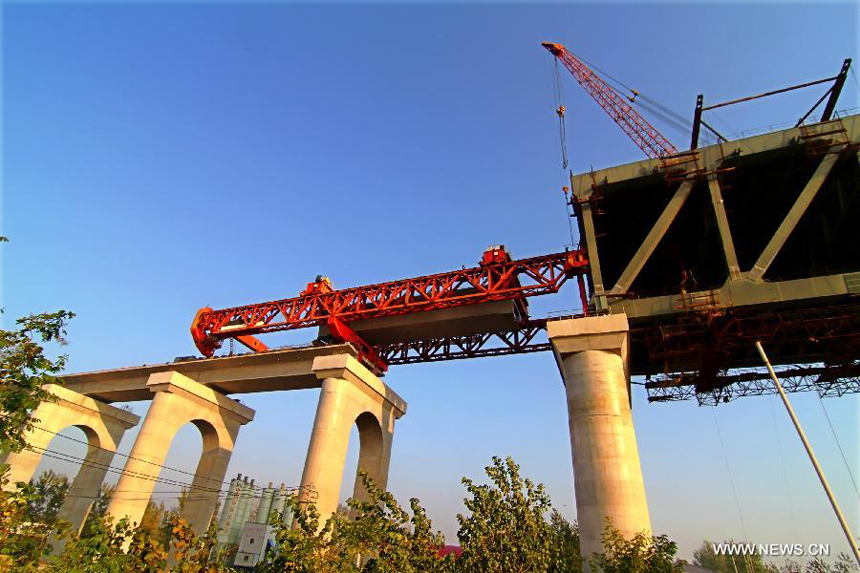 The last box girder is installed at the construction site of the Huanggang Yangtze River Bridge in Huanggang, central China&apos;s Hubei Province, Nov. 2, 2012. The closure of the 4,008-meter-long bridge, which is the sixth combined bridge across the Yangtze River, finished on Friday. It is expected to be put into operation at the end of 2013.