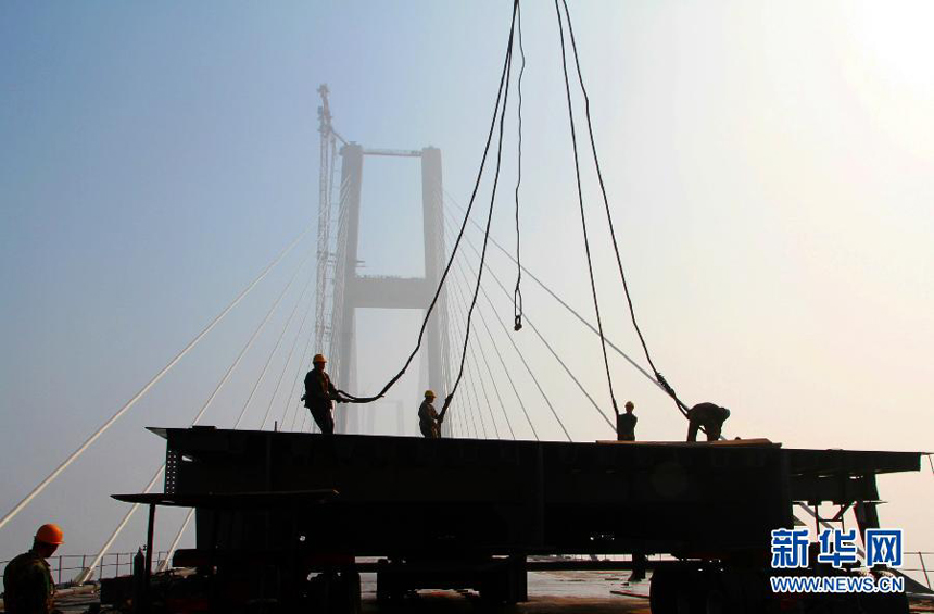 The Huanggang Yangtze River Bridge in Huanggang, central China&apos;s Hubei Province. The closure of the 4,008-meter-long bridge, which is the sixth combined bridge across the Yangtze River, finished on Friday. It is expected to be put into operation at the end of 2013.