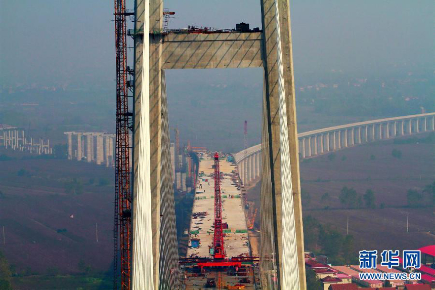 The Huanggang Yangtze River Bridge in Huanggang, central China&apos;s Hubei Province. The closure of the 4,008-meter-long bridge, which is the sixth combined bridge across the Yangtze River, finished on Friday. It is expected to be put into operation at the end of 2013.