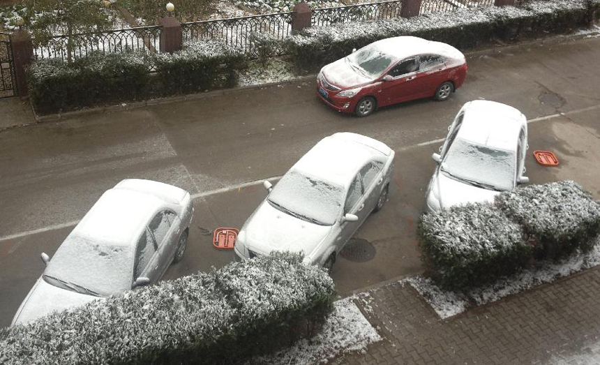 Vehicles are covered by snow in Hohhot, capital of north China&apos;s Inner Mongolia Autonomous Region, Nov. 3, 2012. A cold wave hit northern parts of China these days, bringing snow to Inner Mongolia.