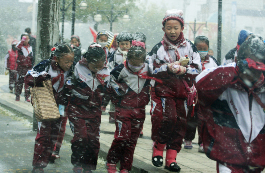 Students return home in the midst of snow in Wuwei, Gansu Province, on, Nov. 2, 2012. A cold wave hit northern parts of China these days. 