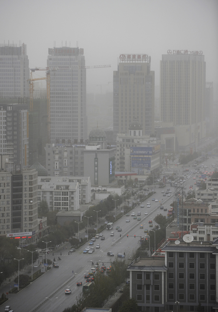 A sandstorm hit Yinchuan, Ningxia Hui Autonomous Region, on Nov. 2, 2012. A cold wave hit northern parts of China these days. 