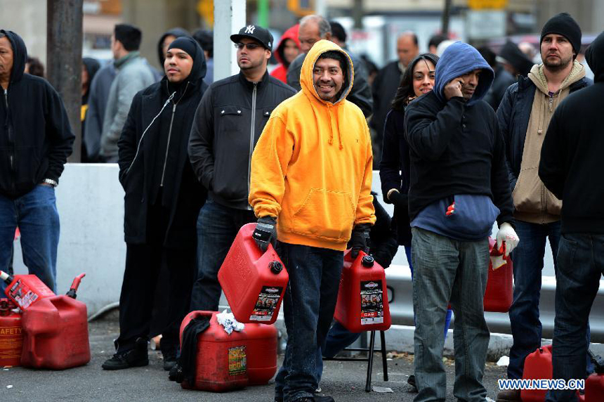 People wait in line to buy gas for cars and generators at a gas station in Queens, New York, the United States, Nov. 2, 2012. Four days after superstorm Sandy smashed into the U.S. Northeast, security measures were tightened up in New York as anger mounted over gasoline shortages, power outages and waits for relief supplies.