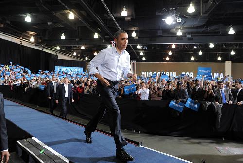 US President Barack Obama arrives at a campaign rally in Milwaukee, Wisconsin, on November 3, 2012. [Xinhua/AFP]