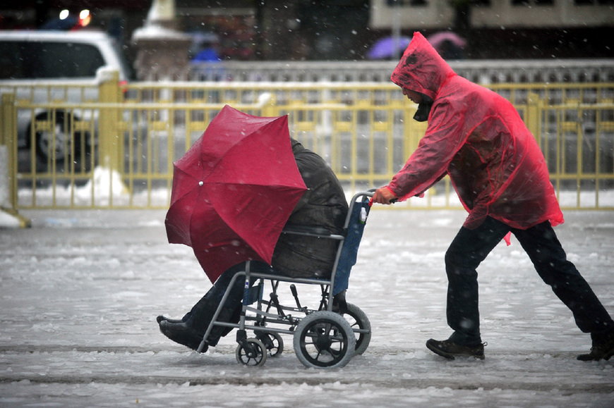 Cold wave brings snow to Beijing