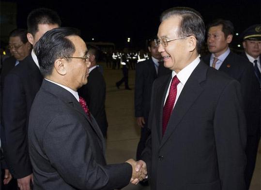 Chinese Premier Wen Jiabao arrived in Vientiane on Sunday night to attend the ninth annual Asia-Europe Meeting and pay an official visit to Laos. 