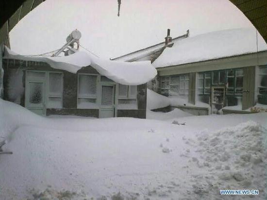 Photo taken by mobile phone on Nov. 4, 2012 shows the snow in a yard in Yanqing County in Beijing, capital of China. The capital city had witnessed snowfall and sleet since Saturday night as cold current swept north China and dropped temperature. Yanqing has experienced the heaviest snowfall since 1960. [Xinhua]