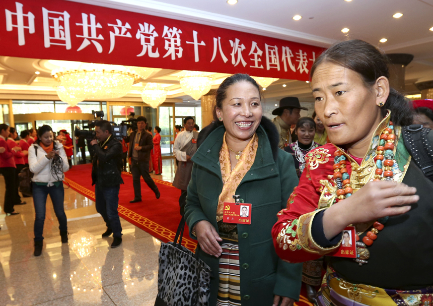 11月5日上午，来自西藏的党的十八大代表乘飞机抵达首都国际机场。这是第一个抵京的京外代表团。[新华社]