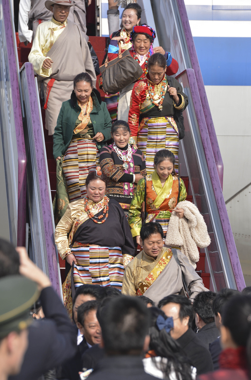 11月5日上午，来自西藏的党的十八大代表乘飞机抵达首都国际机场。这是第一个抵京的京外代表团。[新华社]