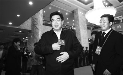 昨日（11月5日），十八大代表、北京市委书记郭金龙到驻地报到。[新京报]
