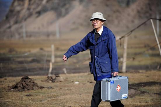 Wang Wanqing, a delegate of the 18th CPC National Congress and veteran surgeon, is on the road to a villager's health check-up, in Lanzhou, Gansu province, Nov 1, 2012. [Photo/Xinhua]