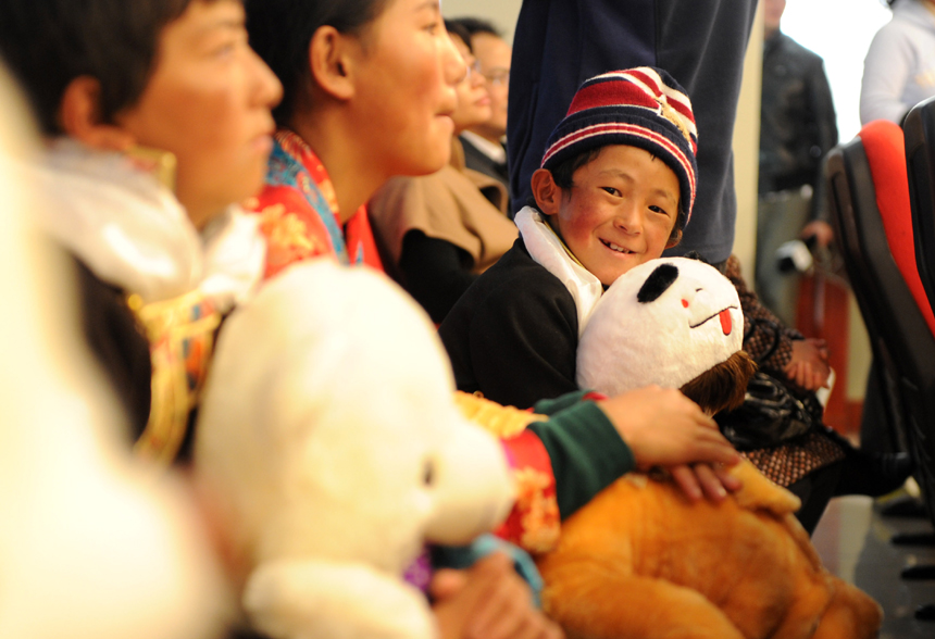 11月5日，先心病儿童参加在安徽省立儿童医院举行的接诊仪式。当日，来自西藏山南地区错那、措美、浪卡子三县的22名先天性心脏病患儿抵达合肥，他们将在安徽省立儿童医院等4家医院接受免费救治。