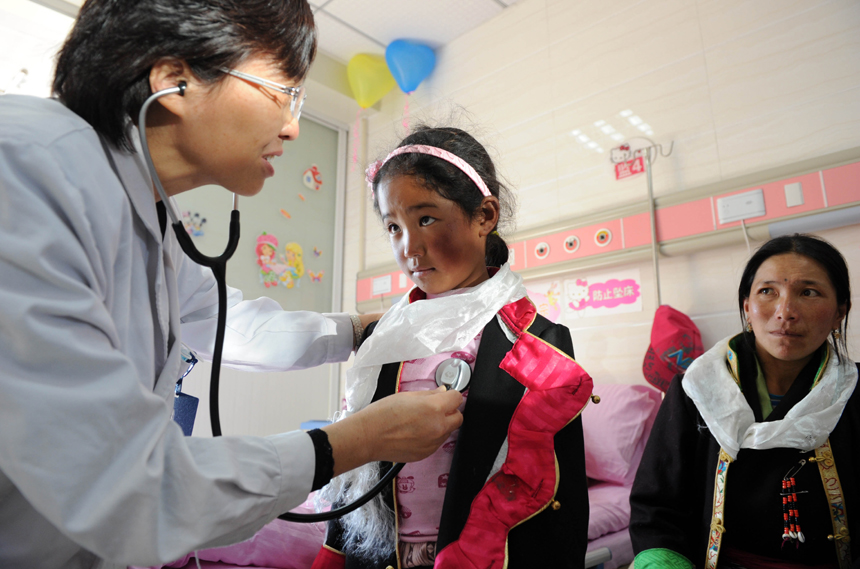 11月5日，先心病患儿索朗群宗（中）在安徽省立儿童医院接受身体检查。当日，来自西藏山南地区错那、措美、浪卡子三县的22名先天性心脏病患儿抵达合肥，他们将在安徽省立儿童医院等4家医院接受免费救治。
