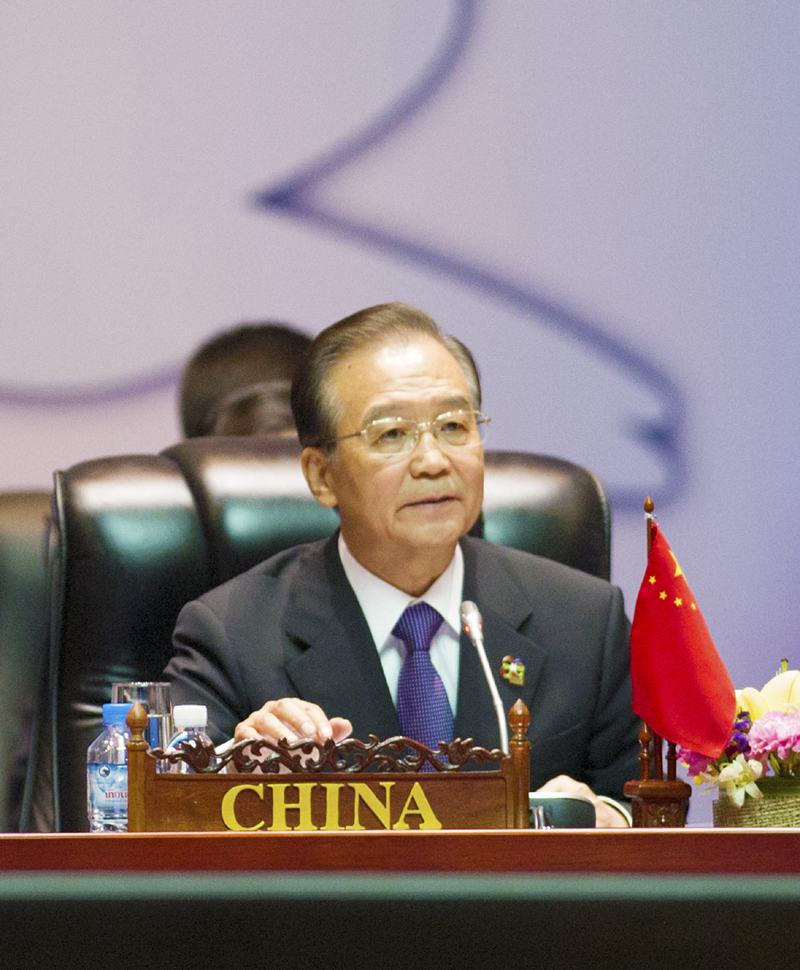 11月6日，中国国务院总理温家宝在老挝首都万象出席第九届亚欧首脑会议第二次领导人会议，就全球性问题发言。[新华社]