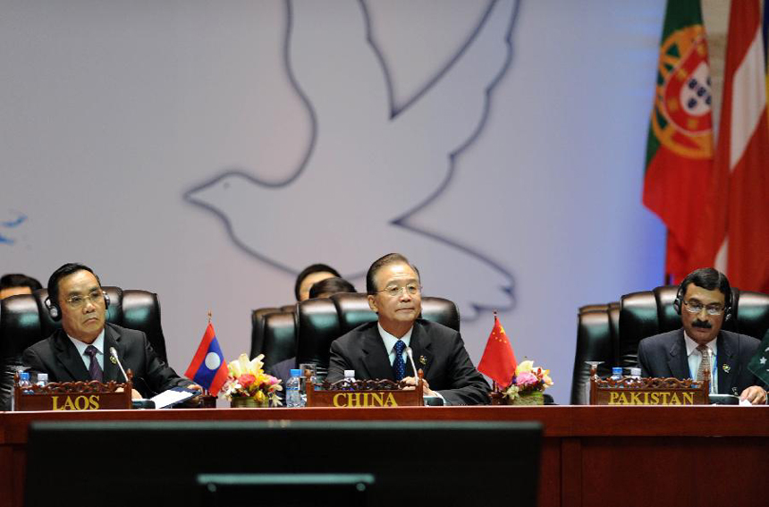 11月6日，中国国务院总理温家宝（中）在老挝首都万象出席第九届亚欧首脑会议第二次领导人会议。[新华社]