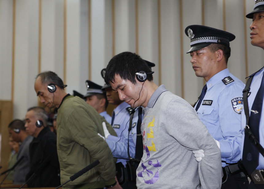 Naw Kham (1st R, front), principal suspect accused in the Mekong River murder case, and five accomplices hear their verdicts at court in Kunming, capital of southwest China&apos;s Yunnan Province, Nov. 6, 2012. Naw Kham was sentenced to death on Nov. 6. The 13 Chinese sailors were murdered after two cargo ships, the Hua Ping and Yu Xing 8, were hijacked on Oct. 5, 2011 on the Mekong River, an important waterway in Southeast Asia. [Xinhua photo]