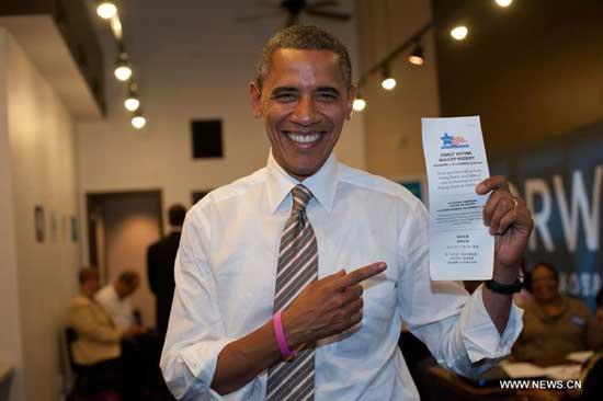 Photo taken on Oct. 25, 2012 shows that U.S. President Barack Obama holds his Early Voting Ballot Receipt at a polling station in Chicago, the United States. Barack Obama wins U.S. presidential elections. [Xinhua]