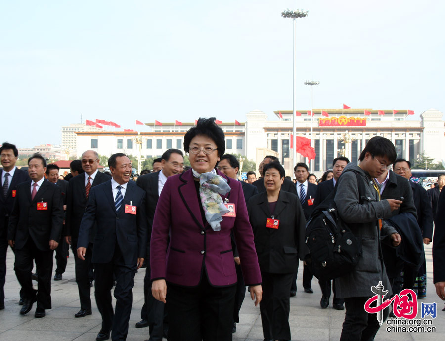 安徽省省长李斌步入人民大会堂。[中国网]