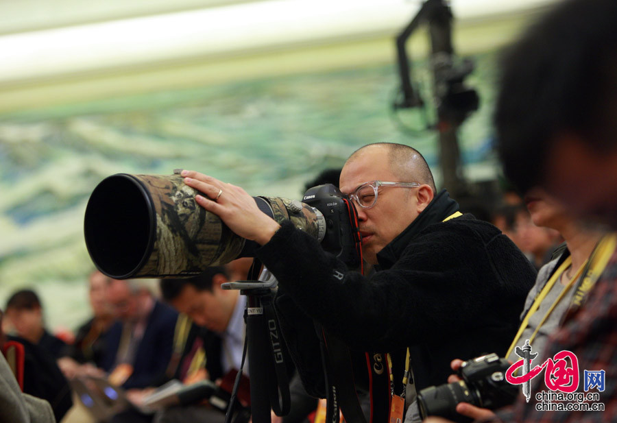 记者聚焦中国共产党第十八次全国代表大会新闻发布会。[中国网]