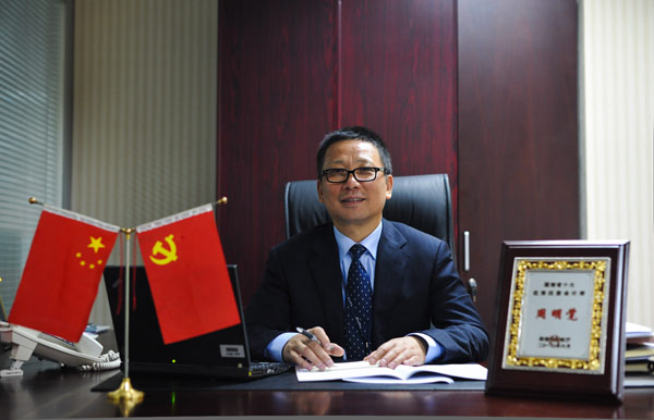 Zhou Mingjue poses for a photograph in his office in Changsha, Central China's Hunan province, Sept 26, 2012. [Photo/Xinhua] 