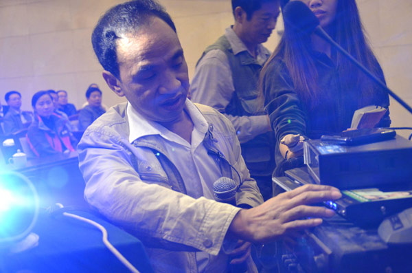 Ma Gongzhi, a delegate of the 18th CPC National Congress and a film projectionist in rural areas, projects films made by himself in Chenzhou city, Hunan province, on Nov 3, 2012.[Photo/Asianewsphoto]