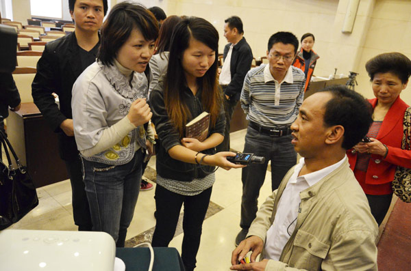 Ma Gongzhi, a delegate of the 18th CPC National Congress and a film projectionist in rural areas, communicates with journalists in Chenzhou city, Hunan province, on Nov 3, 2012.[Photo/Asianewsphoto]