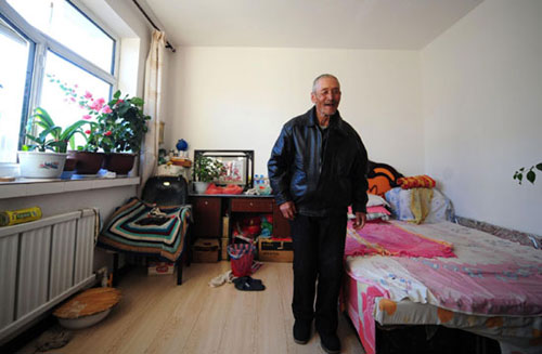 Song Shisen, 82, shows his apartment in 'Warm and comfortable community' in Manzhouli, Inner Mongolia autonomous region, on Nov 5, 2012. [Photo/Xinhua]