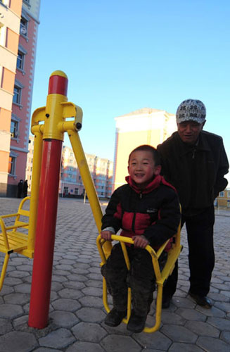People play in 'Warm and comfortable community' in Manzhouli, Inner Mongolia autonomous region, on Nov 5, 2012. [Photo/Xinhua]