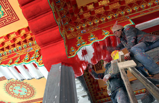 Workers paint a temple that was reconstructed after a 7.1-magnitude quake in April 2010, in Yushu Tibetan autonomous prefecture, Qinghai province, on Oct 25. [China Daily]