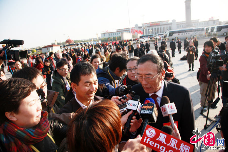 11月8日，中国共产党第十八次全国代表大会开幕式在人民大会堂大礼堂举行。西藏向巴平措代表被记者围堵采访。[中国网]
