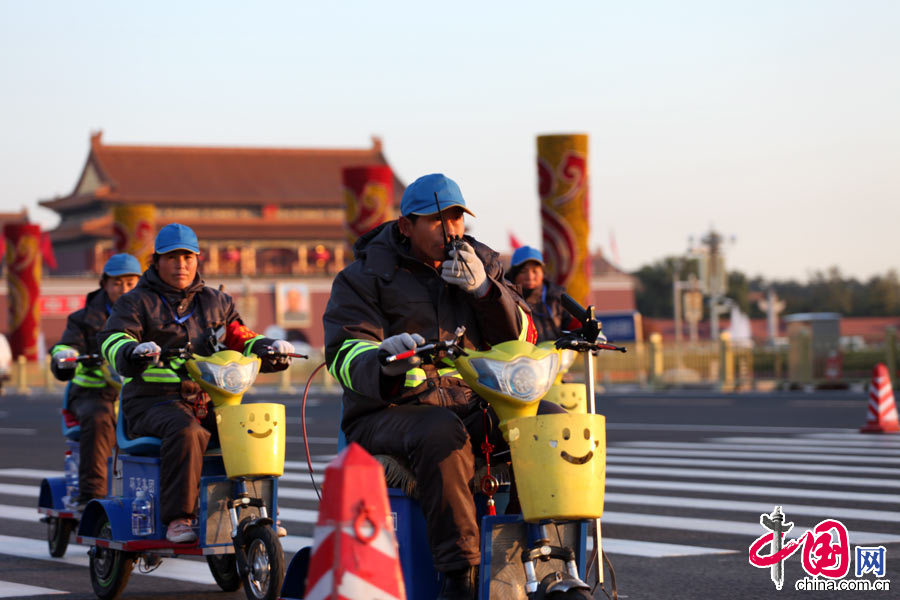 11月8日，中国共产党第十八次全国代表大会开幕式在人民大会堂大礼堂举行。为大会提供环卫保障的工作人员。[中国网]