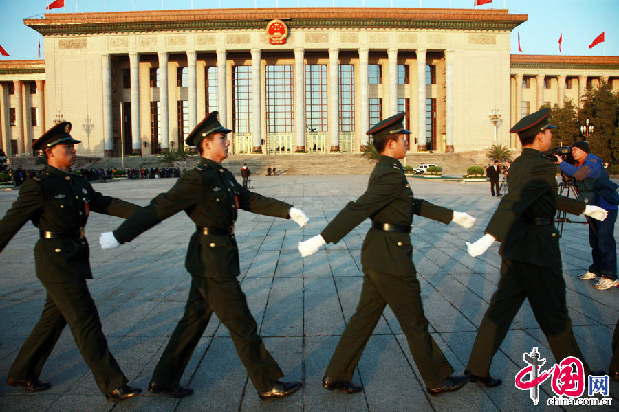 11月8日，中国共产党第十八次全国代表大会开幕式在人民大会堂大礼堂举行。执行大会安保任务的武警战士列队进入岗位。[中国网]