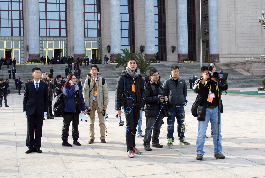 11月8日，中国共产党第十八次全国代表大会在北京人民大会堂开幕。图为记者在大会堂外采访。[中国网 郑文华摄影]