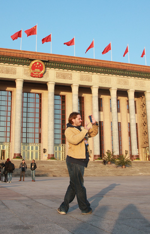 11月8日，中国共产党第十八次全国代表大会在北京人民大会堂开幕。图为外国记者在大会堂外拍摄照片。[中国网 杨丹摄影]