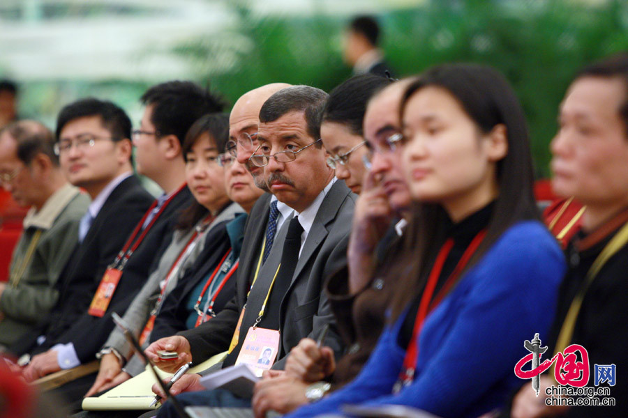 11月7日，中国共产党第十八次全国代表大会新闻发布会上工作的记者。[中国网 董德摄影]